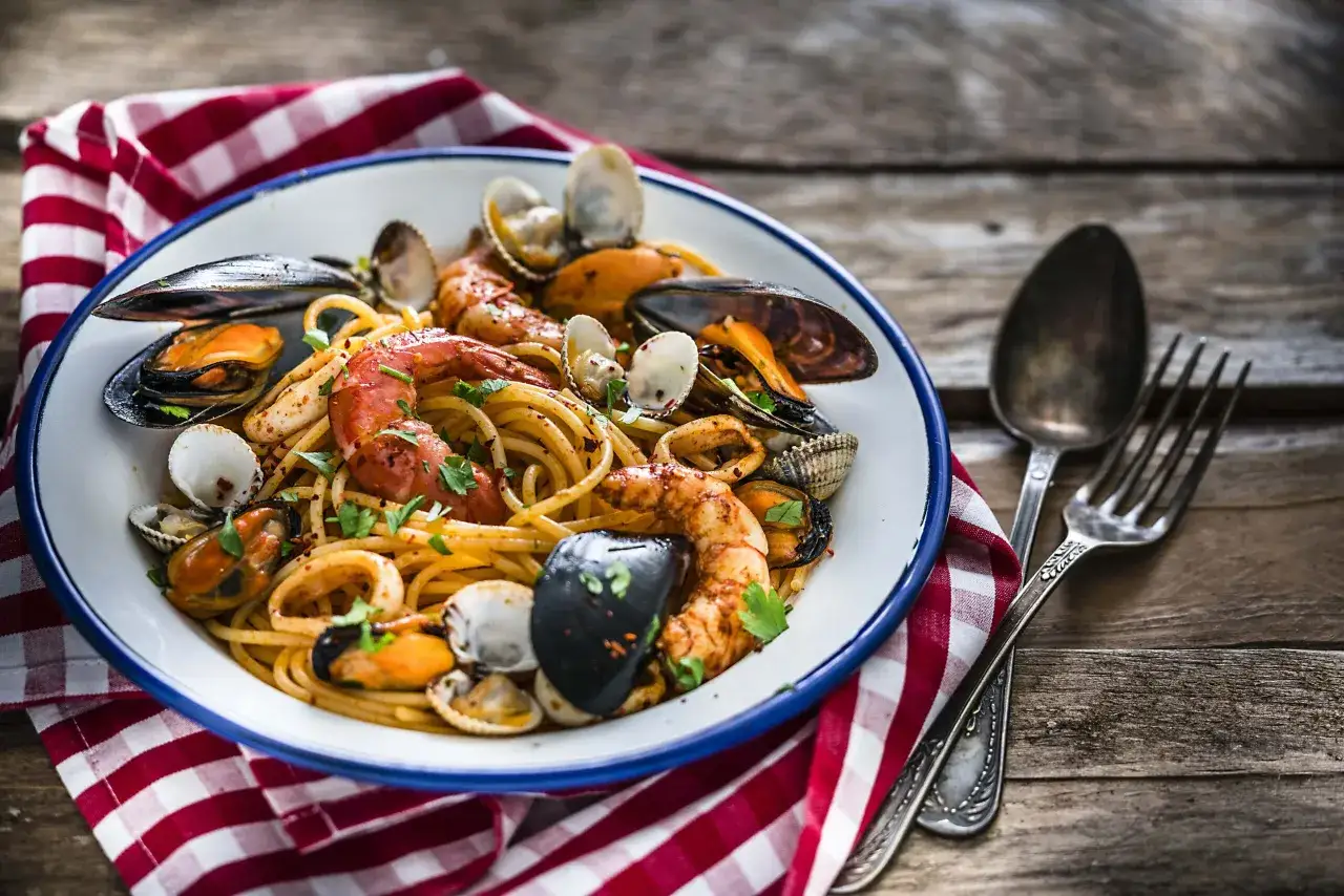 P&acirc;tes aux fruits de mer plat fini, vue de dessus, pr&eacute;sentation &eacute;l&eacute;gante