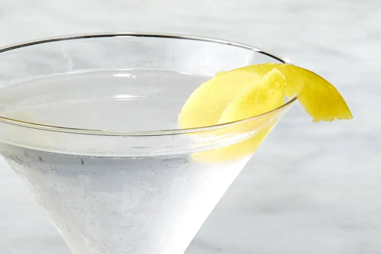 Chłodny martini drink z cytrynową skórką, idealny na letnie wieczory.
