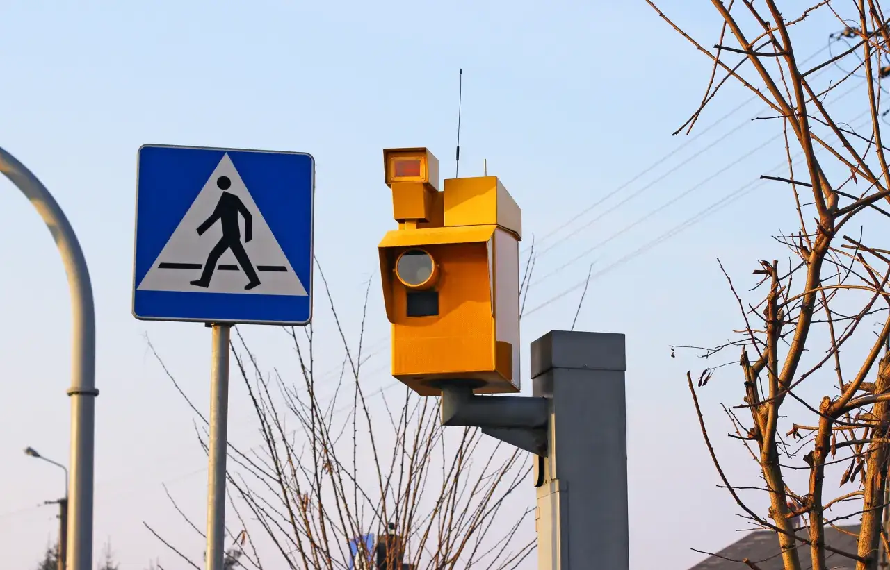 Żółty fotoradar obok znaku przejścia dla pieszych. Czy z fotoradaru są punkty karne? Zastanów się, zanim przekroczysz.