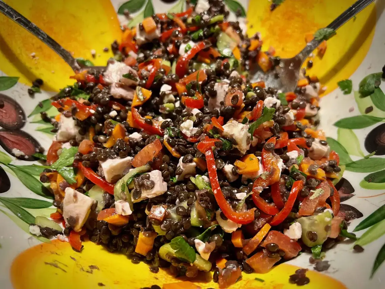 Bunter Linsensalat mit Feta, Paprika und Kräutern. Ein köstliches Rezept für einen herzhaften Linsensalat.