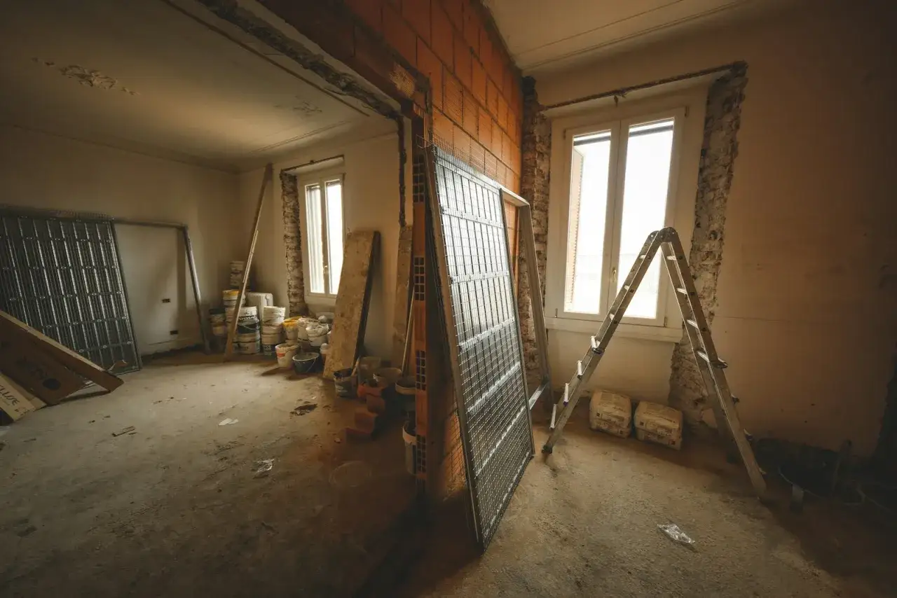Wnętrze w remoncie, materiały budowlane, drabina. Zastanawiasz się, ile kosztuje remont domu 120 m²?