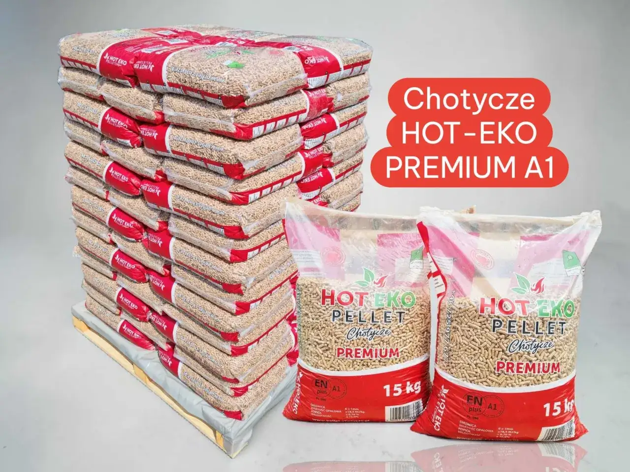 Stos worków pelletu HOT-EKO PREMIUM A1. Zastanawiasz się, jaki pellet najlepszy? Ten premium zapewnia wysoką wartość opałową.