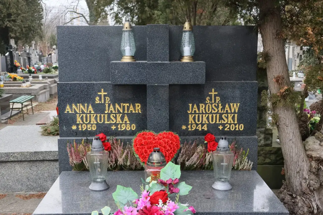 Nagrobek Anny Jantar i Jarosława Kukulskiego. Serce z czerwonych róż symbolizuje ich romans i wieczną miłość.