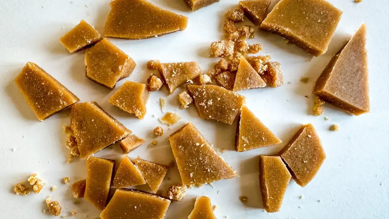 Morceaux de caramel cassant, parfaits pour une recette de caramel maison.