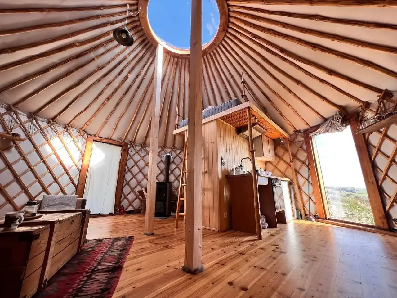 Wnętrze jurtu, gdzie komfort spotyka naturę. To właśnie glamping co to – luksusowy kemping w niezwykłym otoczeniu.