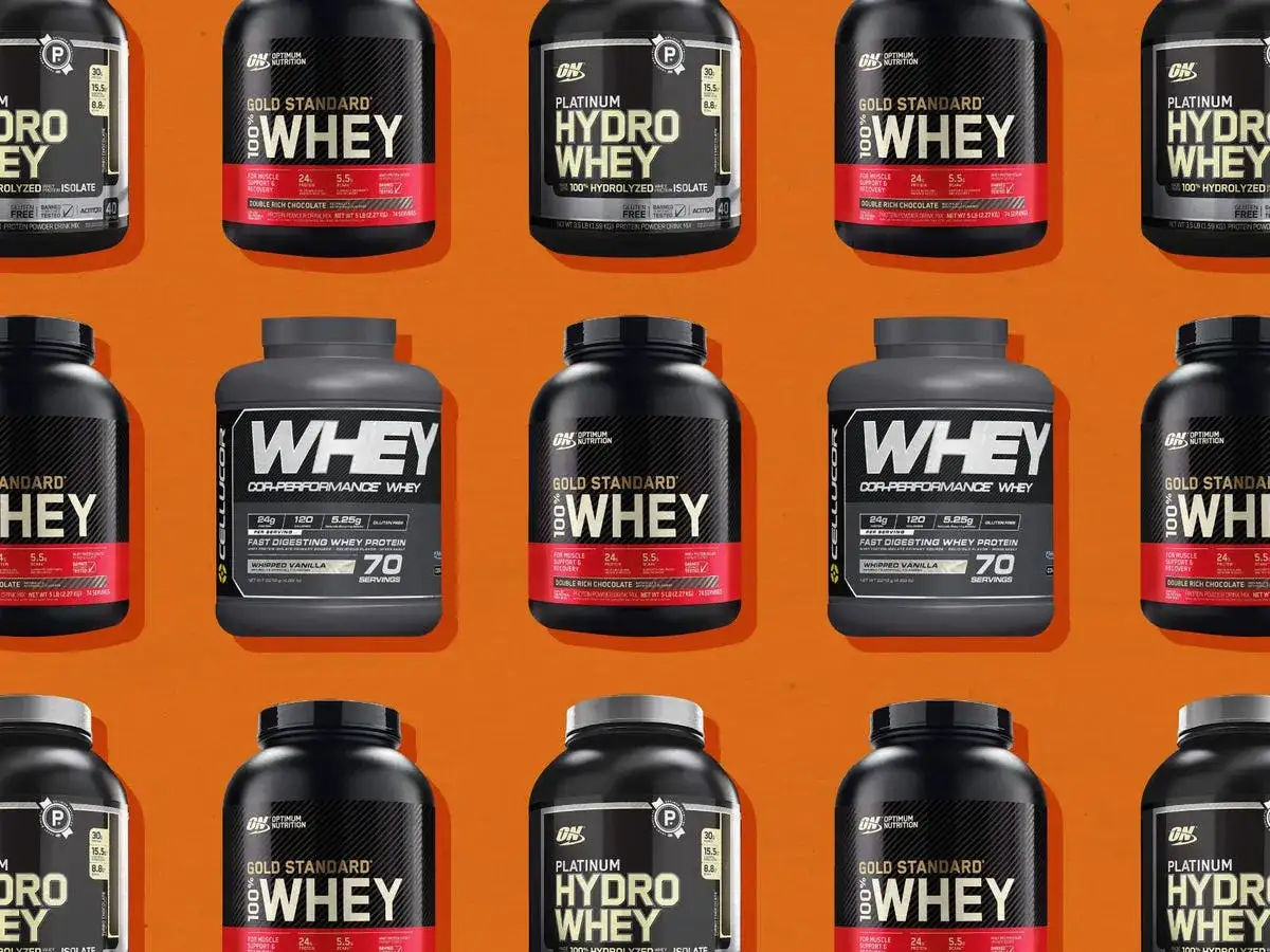 Mehrere Beh&auml;lter mit Whey Protein Pulver, darunter 