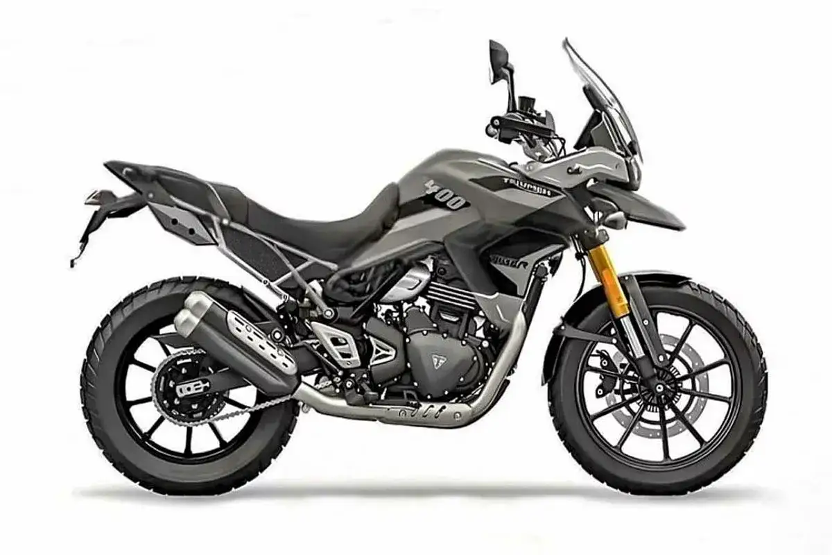 La Triumph Tiger 400, una moto de aventura gris con detalles negros y dorados, lista para conquistar cualquier camino.