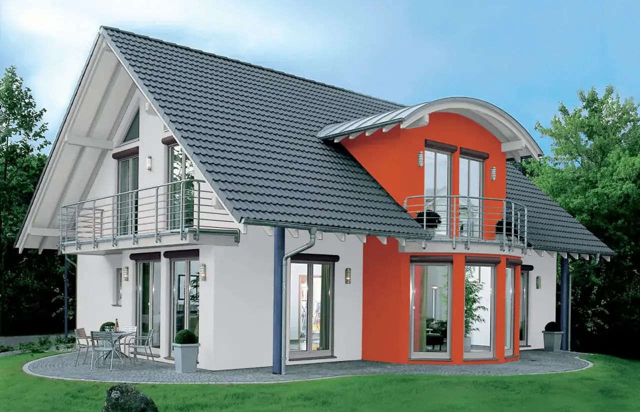 Modernes Haus mit wei&szlig;er und oranger Fassade. Die zweifarbige Fassade streichen verleiht dem Haus einen lebendigen Akzent.