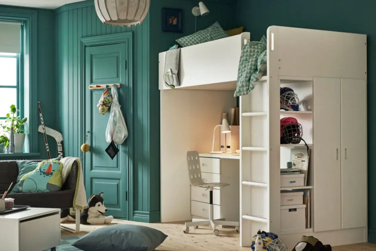 Hier sind tolle **Ideen unterm Hochbett**: Ein Schreibtisch mit Stuhl, Hockeyausrüstung und Spielzeug schaffen einen coolen Rückzugsort für Jungs.