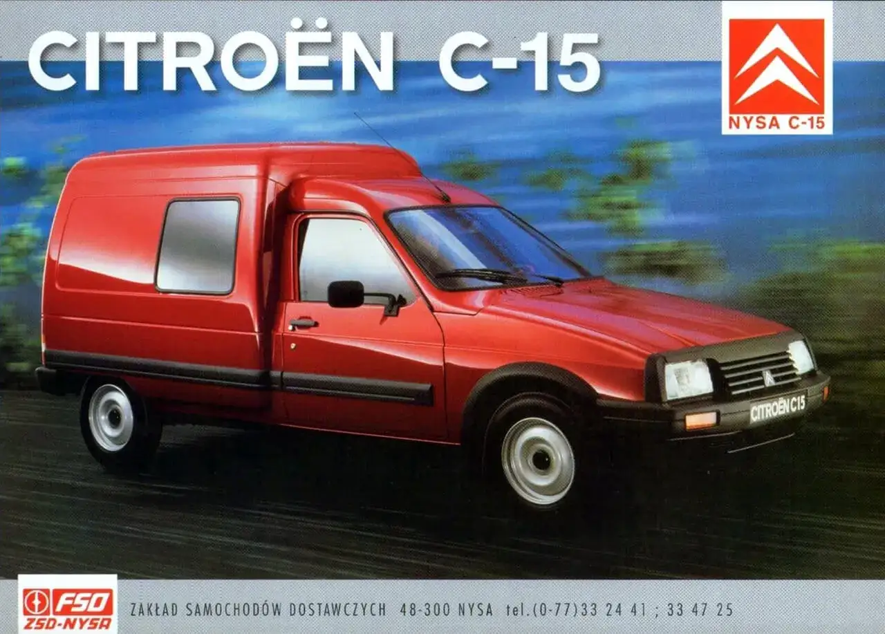 Czerwony Citroën C15, dostawczy van, w ruchu. Idealny do transportu.