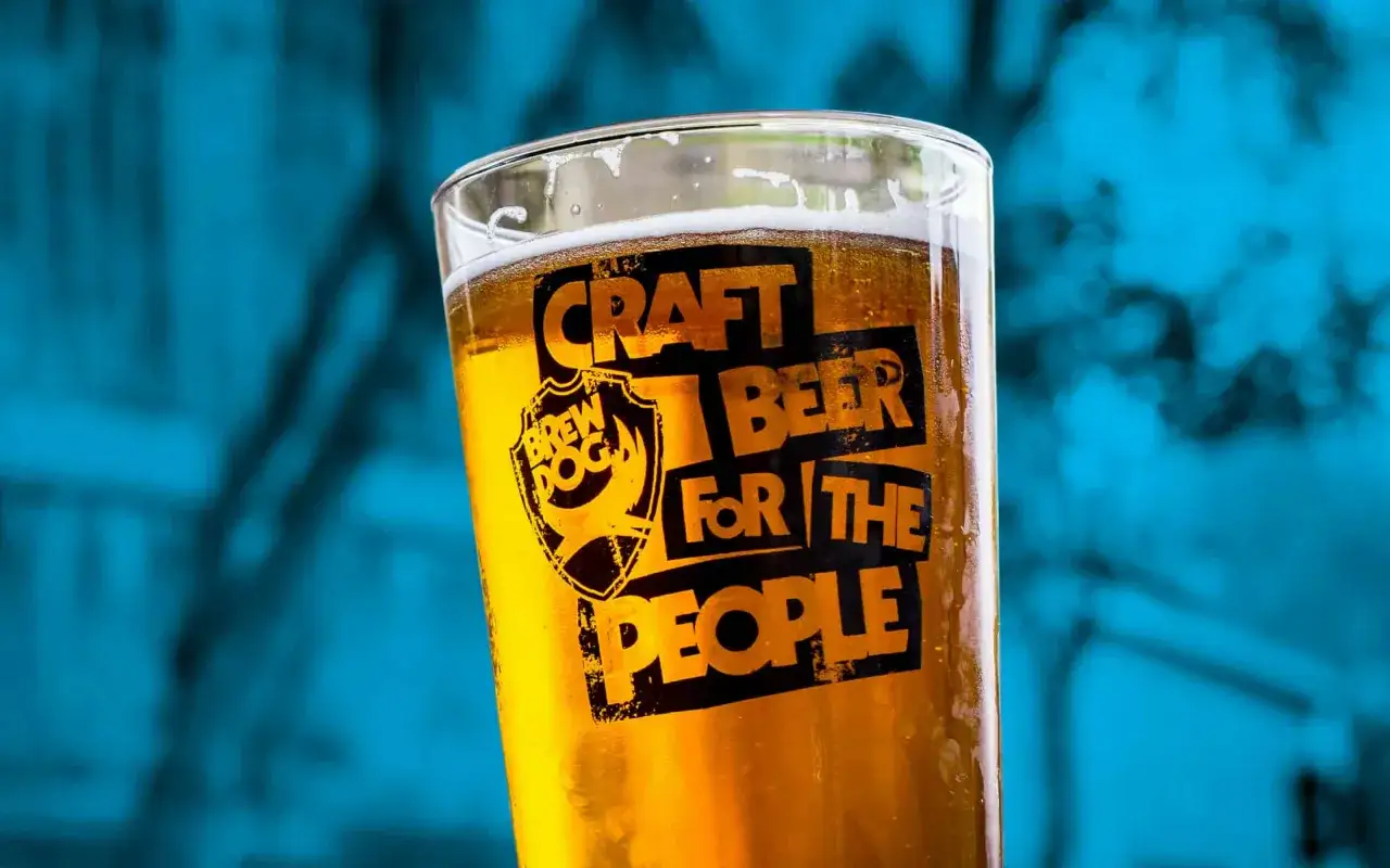 Un verre de bi&egrave;re artisanale BrewDog, avec le slogan 