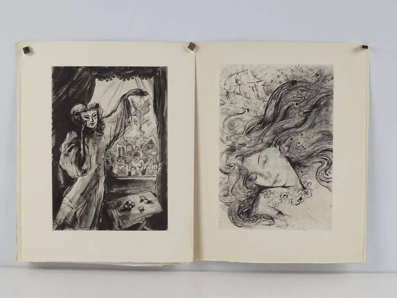 Deux gravures : une femme masquée devant une foule, et une tête de femme aux longs cheveux, évoquant le spleen de Paris.