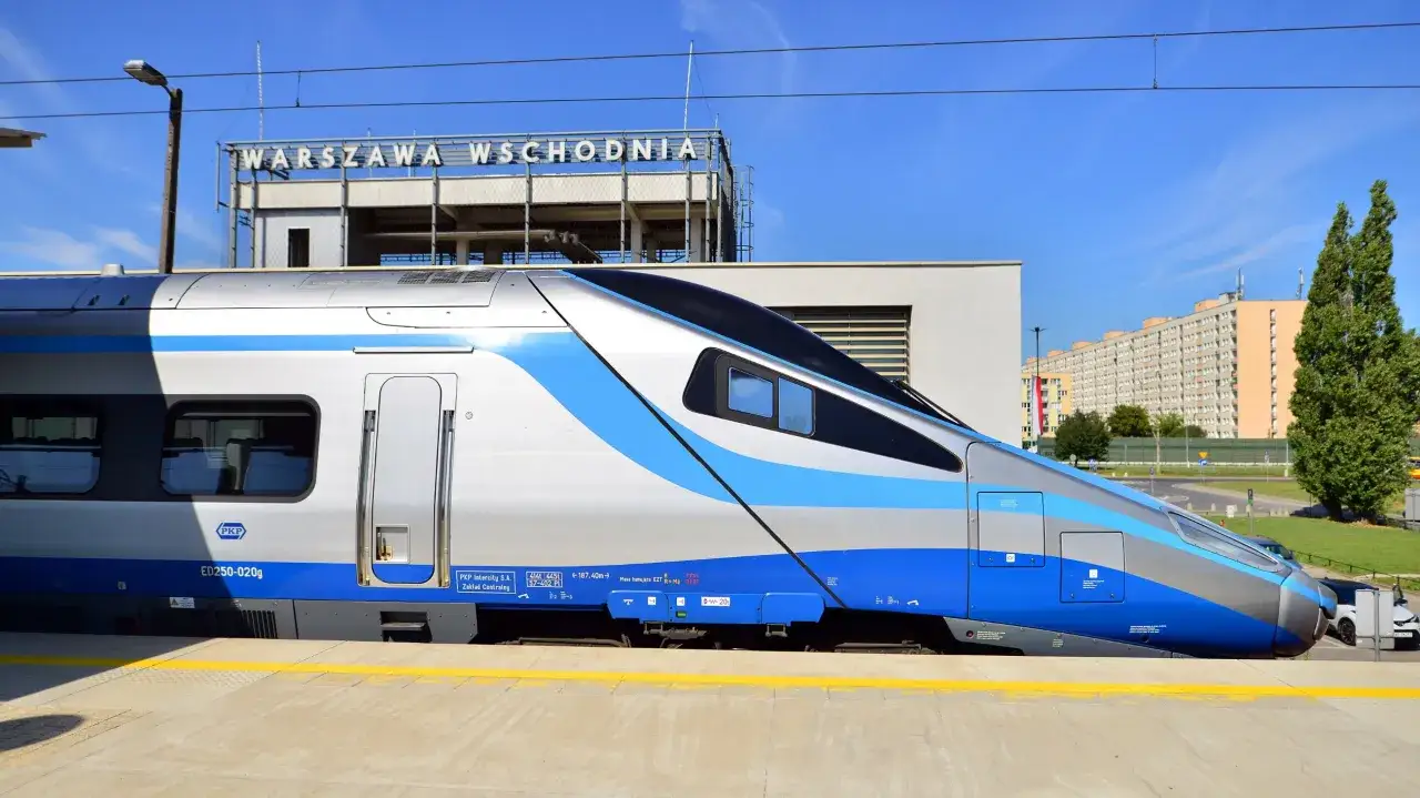Pendolino na stacji Warszawa Wschodnia, gotowe do podróży z dostępem do wifi.