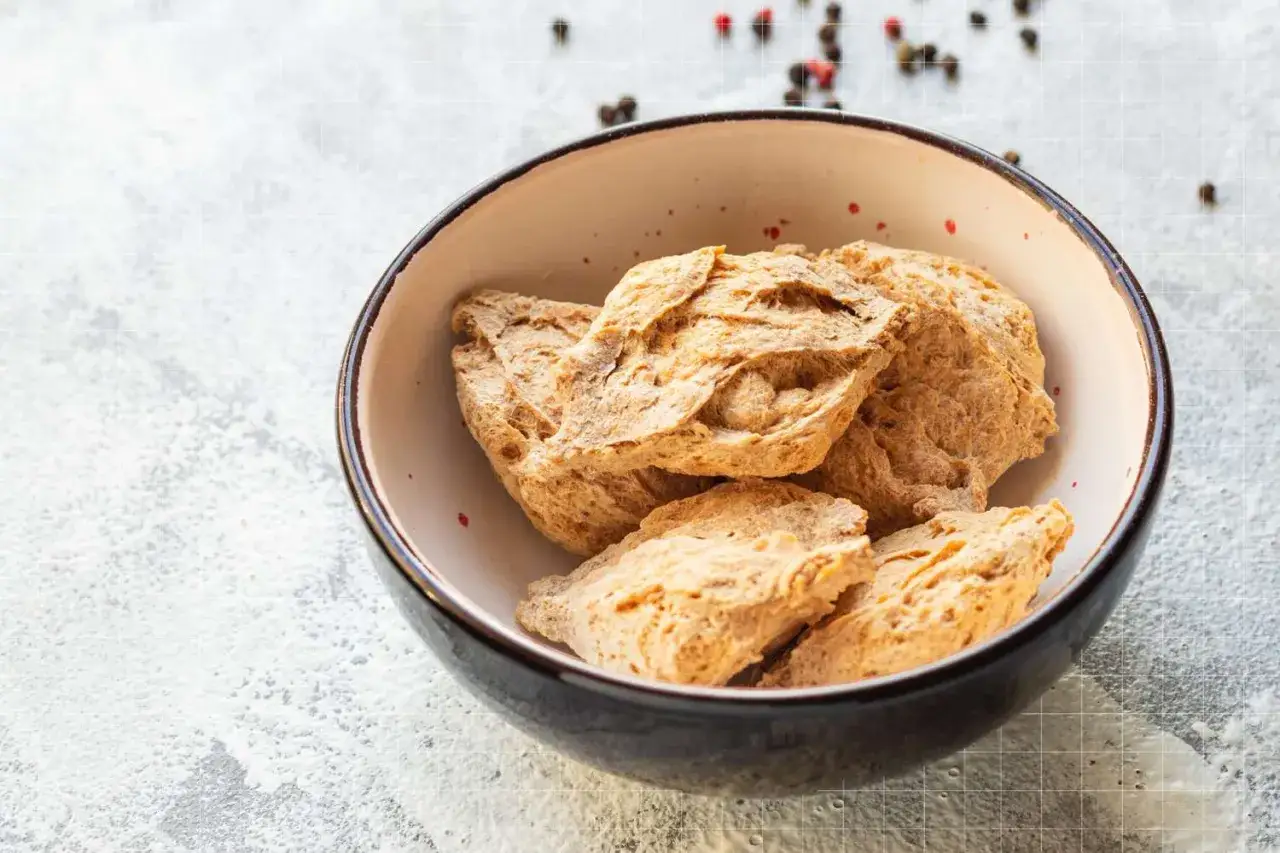 Ciotola con pezzi di seitan, un'ottima fonte di proteine vegetali. Scopri i seitan valori nutrizionali per una dieta equilibrata.