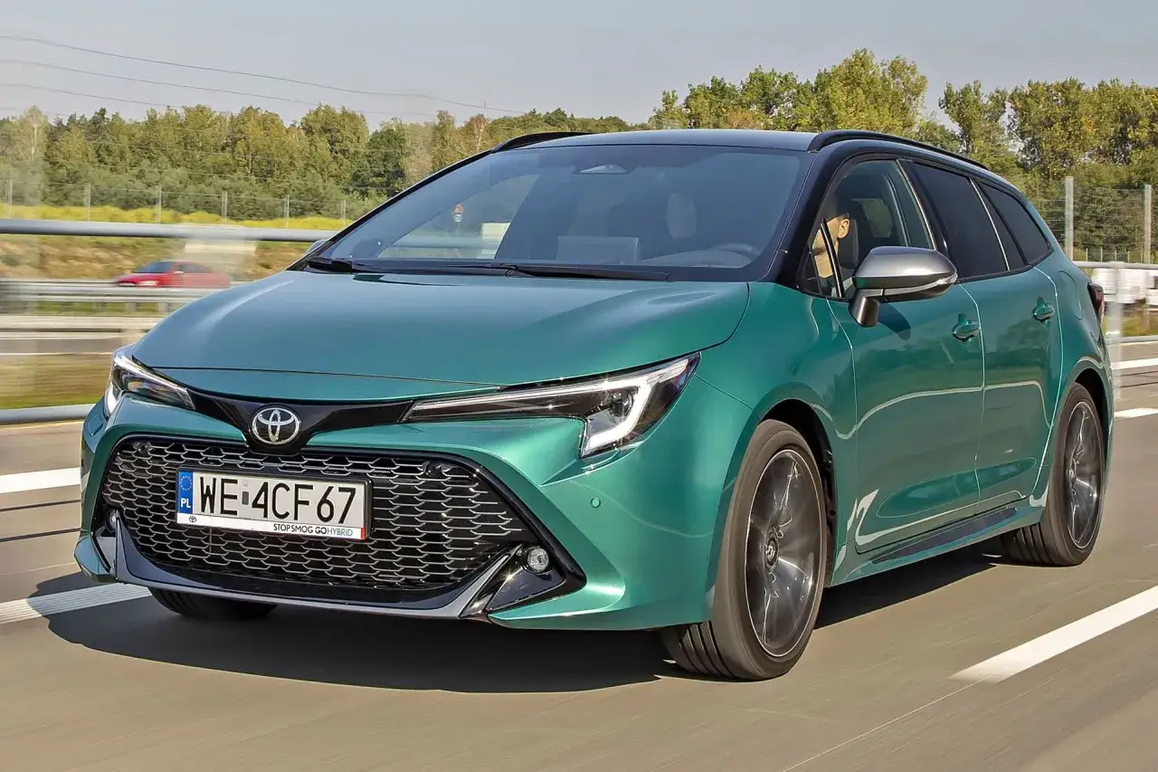 Zielona Toyota Corolla kombi w ruchu. Sprawdź atrakcyjną toyota corolla cena i wybierz swój wymarzony model.