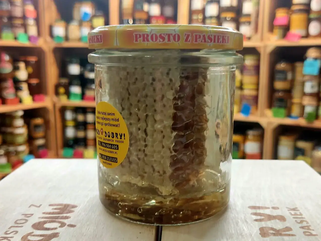 Słoik plastra miodu z etykietą 