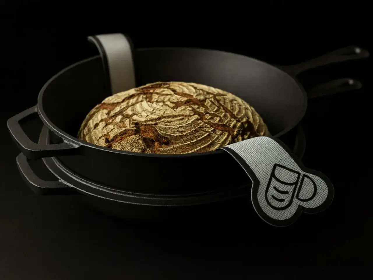 Frisch gebackenes Brot in einer Gusseisenpfanne, perfekt für Brot backen ohne Backofen.