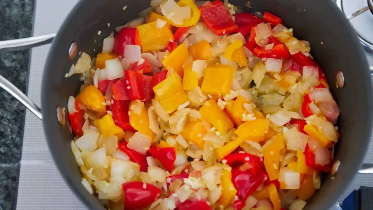 Hackad kyckling paprika chili steks i en kastrull.