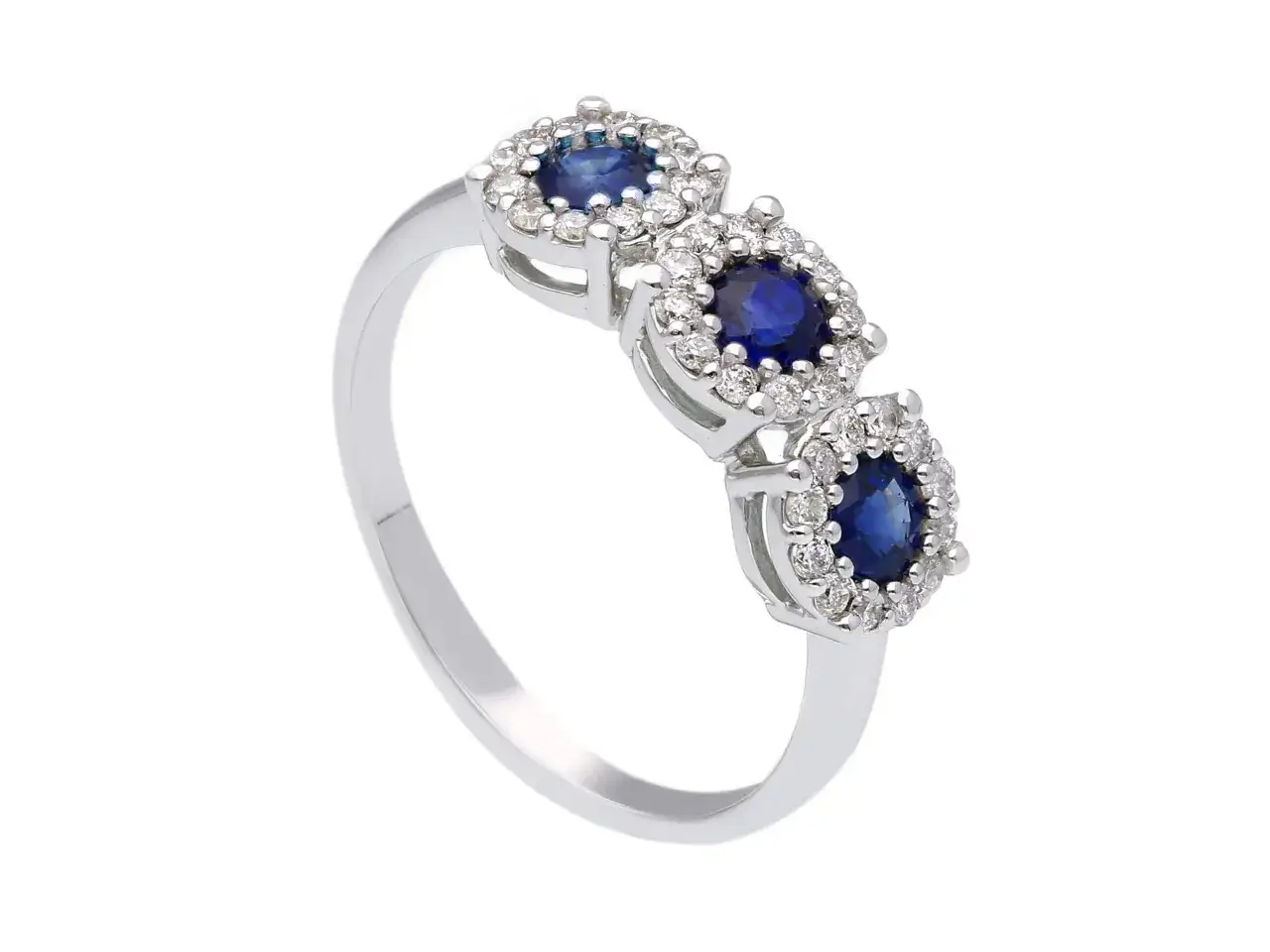 Anello in oro bianco con tre zaffiri centrali, ognuno circondato da diamanti, un vero zaffiro accento di eleganza.