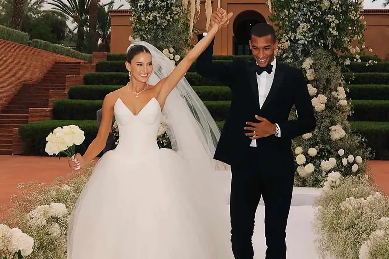 Novia de F&eacute;lix Auger-Aliassime, radiante en su boda, camina de la mano con su esposo.