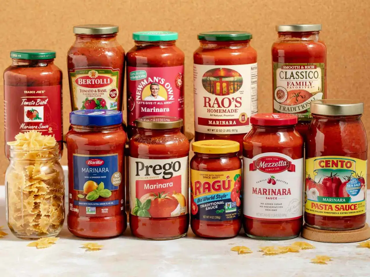 Słoiki sosu marinara i makaron farfalle. Idealne składniki na pyszny makaron spaghetti z czymś pysznym.