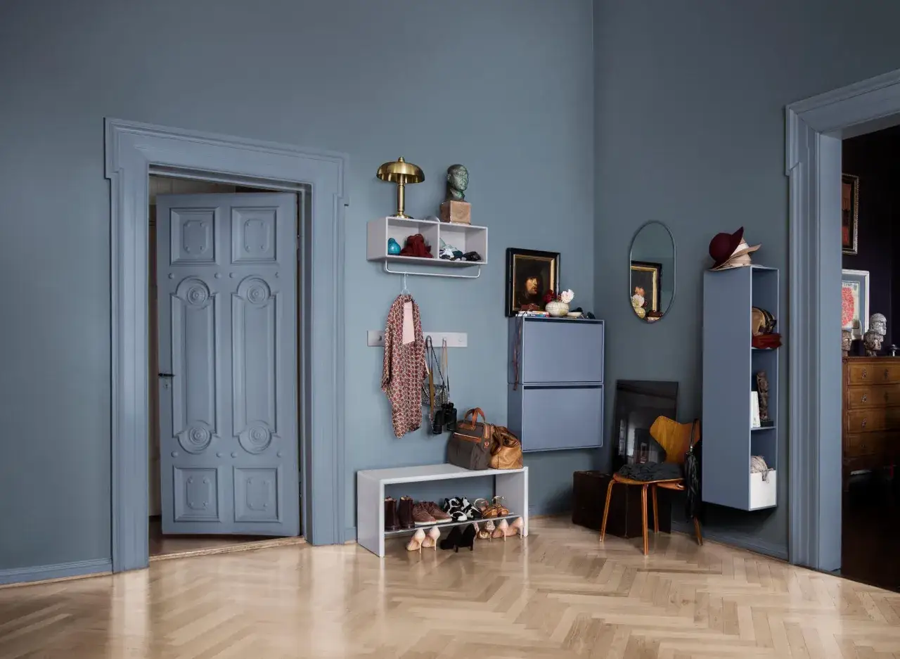 Schmaler Flur Ideen: Garderobe mit Schuhbank, Wandregal mit Deko und Lampen, sowie ein schmaler Schrank.