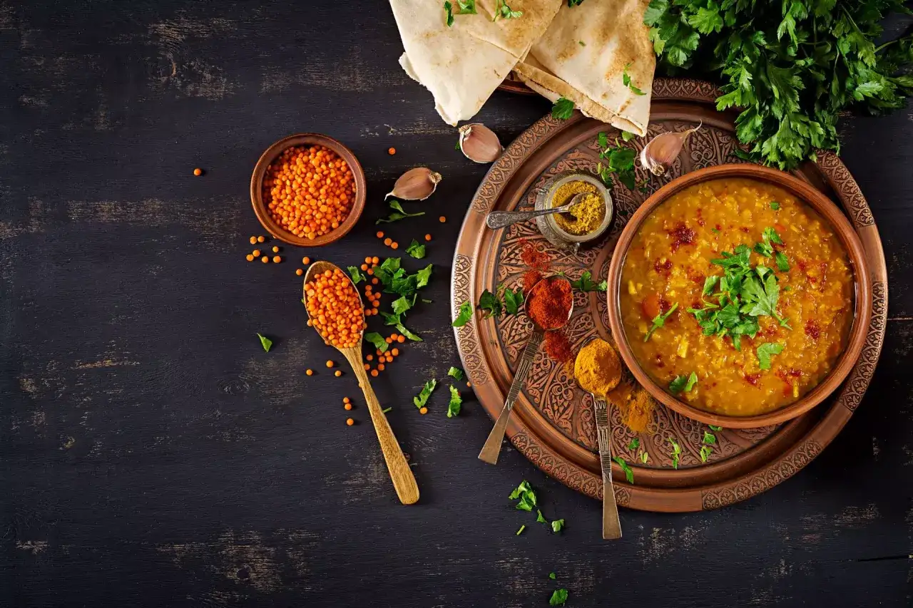 Aksamitny dahl z soczewicy, przyprawy i chlebki – idealne danie z menu Samsara Opole.