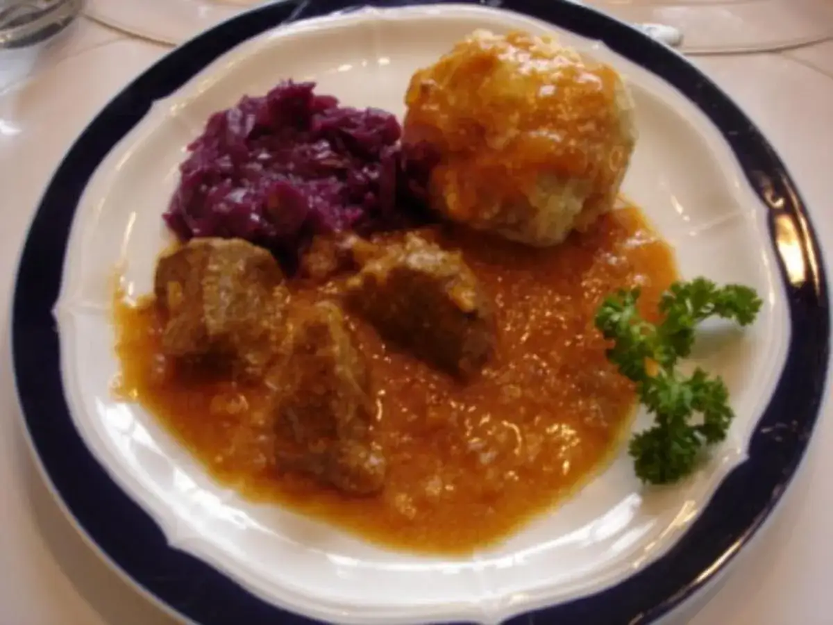 Herzhaftes Gulasch mit Klößen und Rotkohl, ein klassisches Gulasch Rezept, das Leib und Seele wärmt.