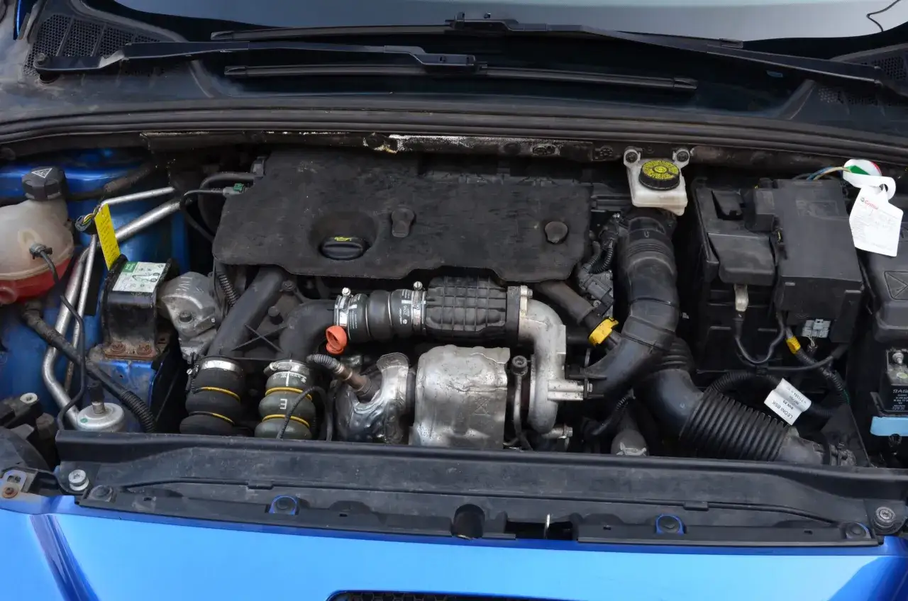 Silnik 1.6 HDI w Peugeot 308, widok z góry. Widać turbosprężarkę, przewody i elementy układu dolotowego.