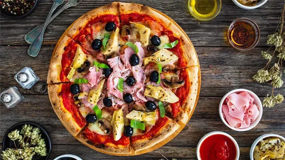 klasyczna pizza capricciosa