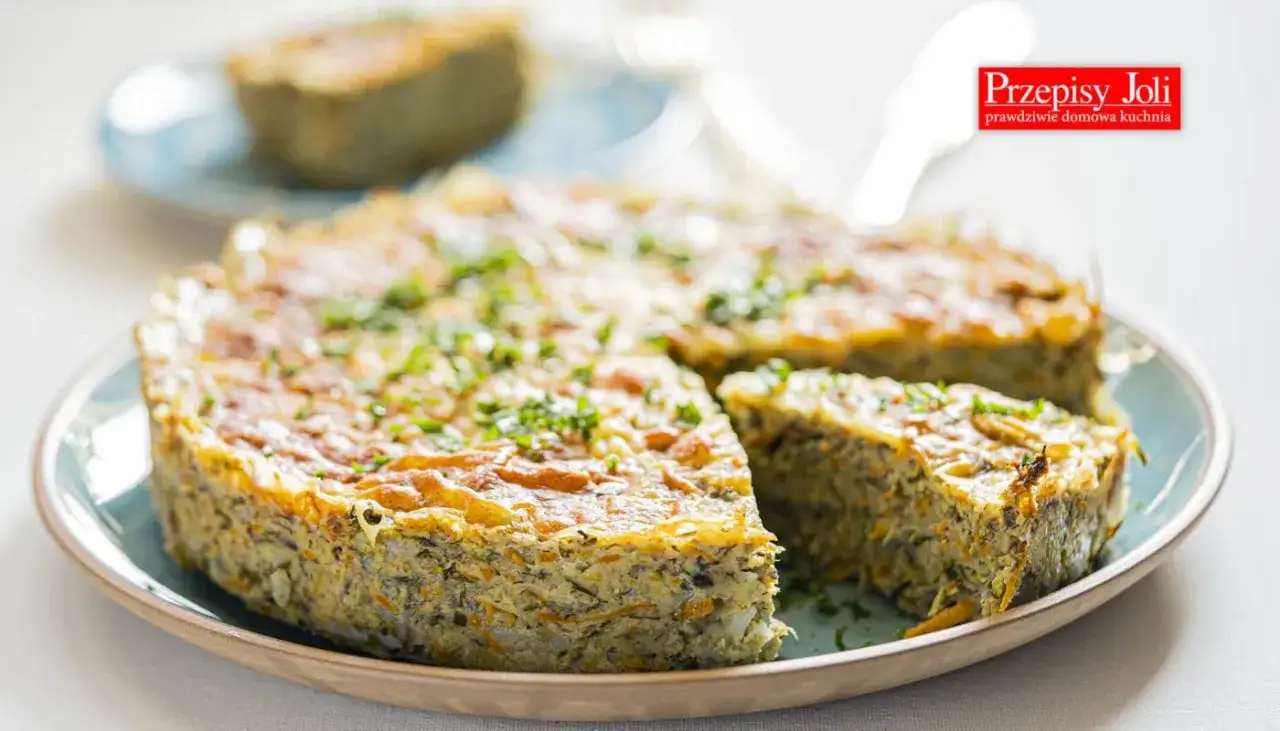 Pyszne lasagne z cukinią, zapieczone na złoto, posypane świeżą natką pietruszki. Idealne na lekki obiad.