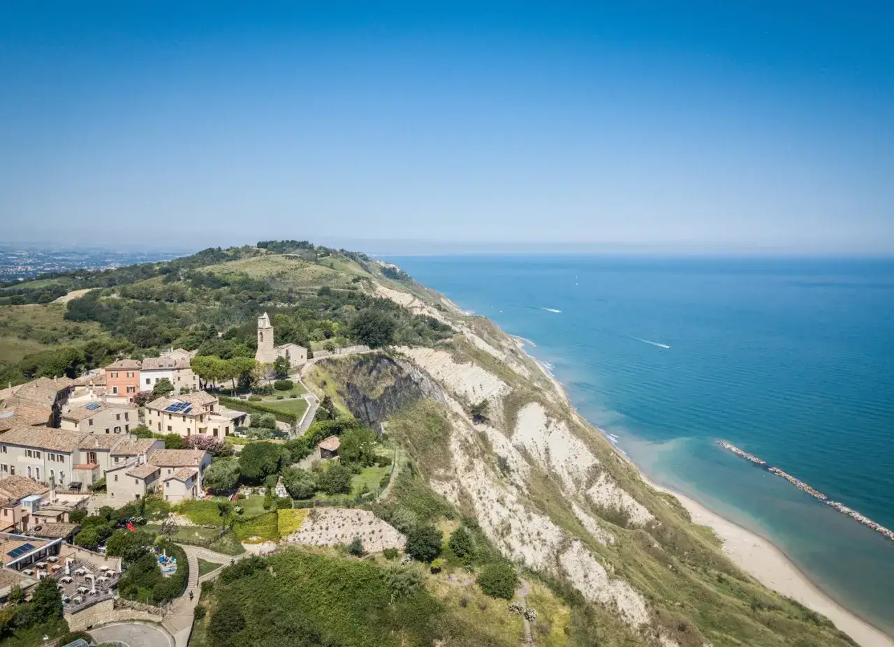 Borgo panoramico sul mare, tra verde e blu. Meglio Cattolica o Gabicce Mare? La vista è mozzafiato.