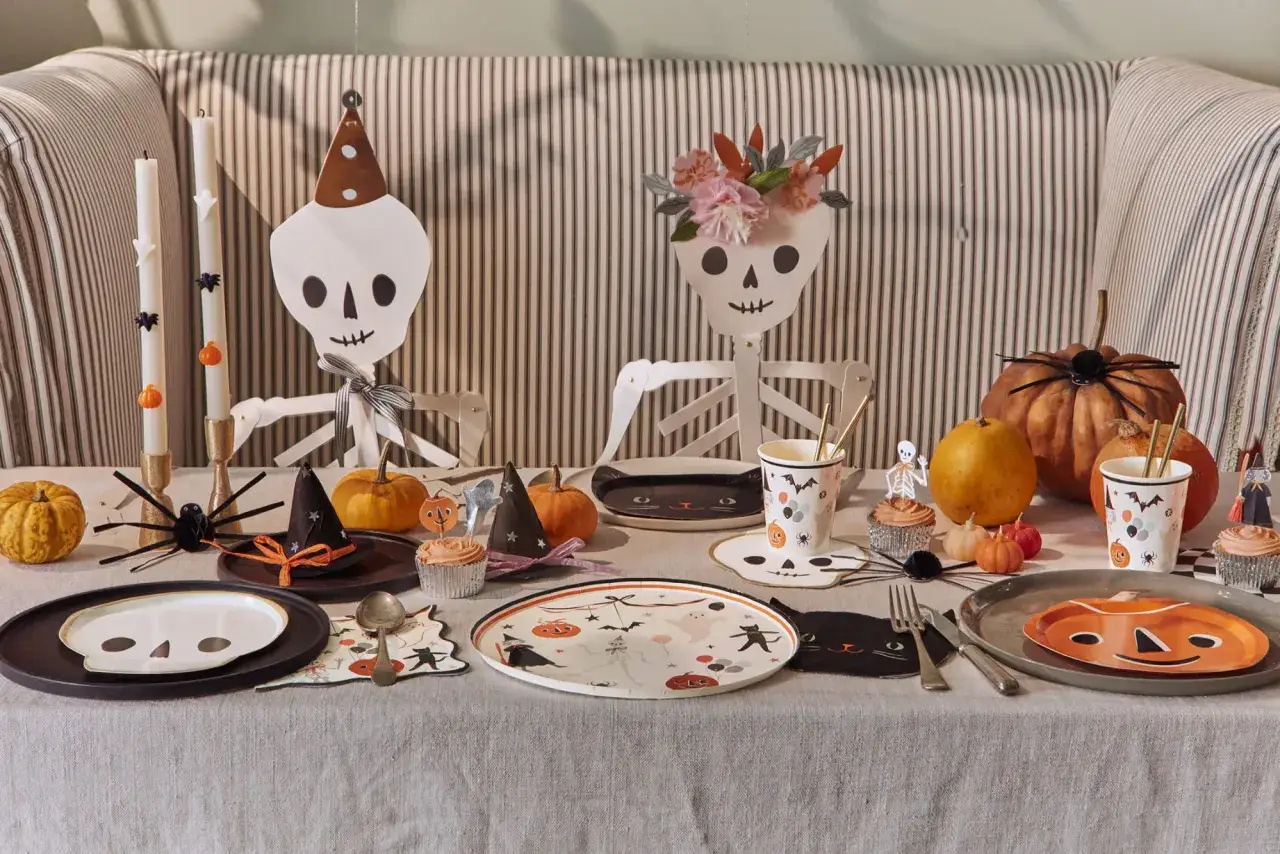 St&oacute;ł gotowy na imprezę halloween! Dynie, szkielety, pająki i czarne koty tworzą strasznie zabawny klimat.