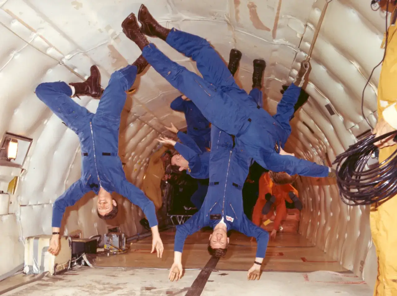 astronauta w stanie nieważkości