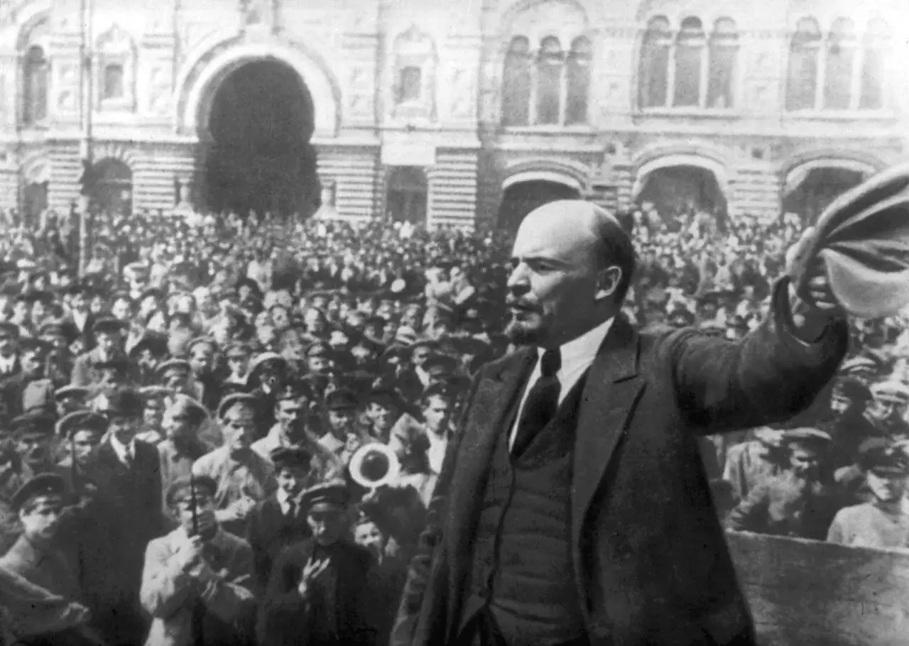 Lenin spricht zu einer Menschenmenge, die sich hinter ihm versammelt hat. Die Menge scheint die bolschewiki und menschewiki zu repr&auml;sentieren, die sich auf dem Roten Platz versammeln.