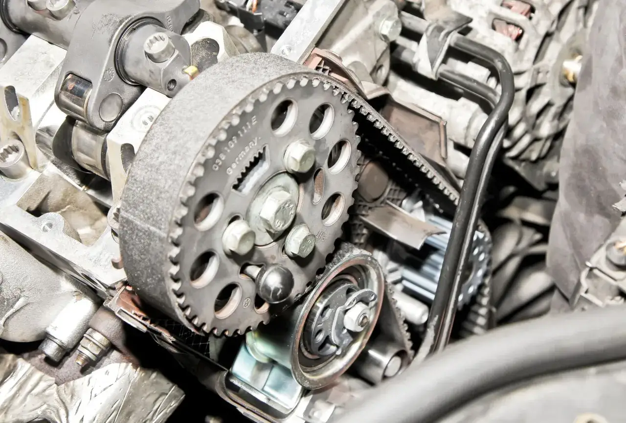Zbliżenie na mechanizm rozrządu 1.9 TDI. Wymiana rozrządu 1.9 tdi koszt to ważna kwestia dla każdego właściciela.