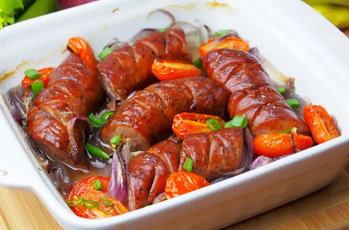 Pyszna kiełbasa z piekarnika jak z grilla, pieczona z cebulą i pomidorkami.