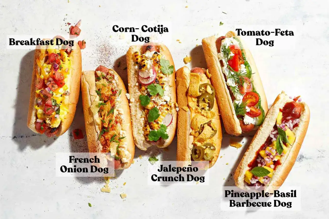 Seis perritos calientes con ingredientes variados: desayuno, cebolla francesa, maíz cotija, jalapeño, tomate feta y barbacoa de piña y albahaca.