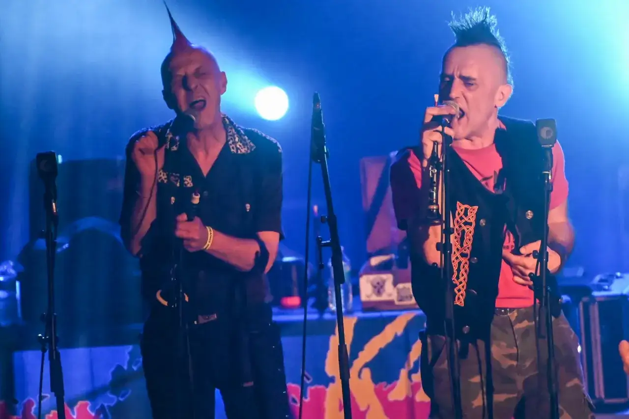 Deux chanteurs punk, les ramoneurs de menhirs, chantent sur sc&egrave;ne avec des cr&ecirc;tes et des micros.