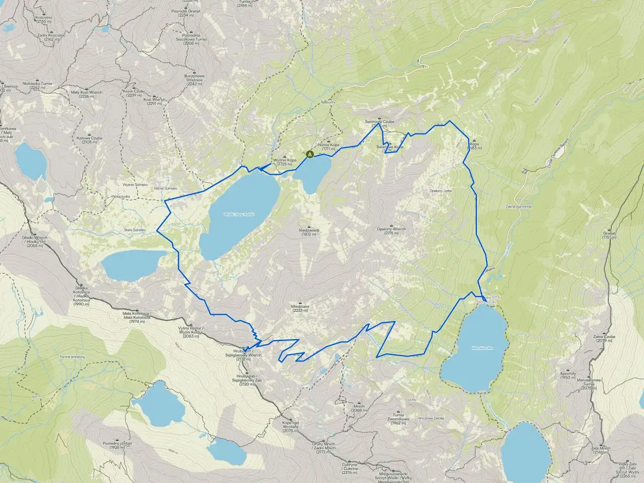 Mapa turystyczna z zaznaczoną trasą wokół Wielkiego Stawu Polskiego, otoczonego szczytami Tatr Wysokich.