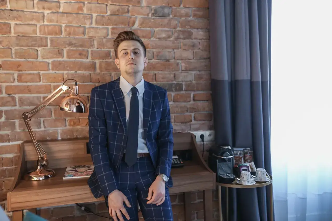 mężczyzna w garniturze z eleganckim zegarkiem na srebrnej bransolecie