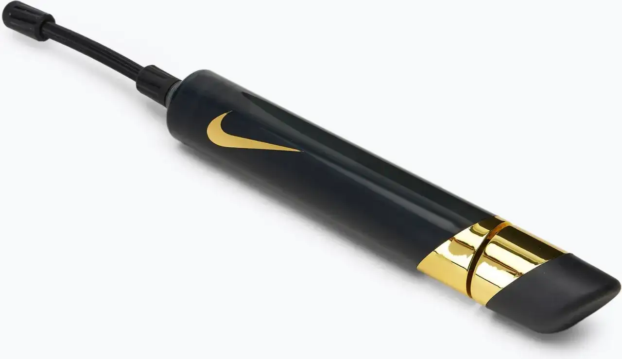 Elegancka, ciemnografitowa pompka Nike ze złotym logo i detalami. Idealna do utrzymania piłek w doskonałej kondycji.