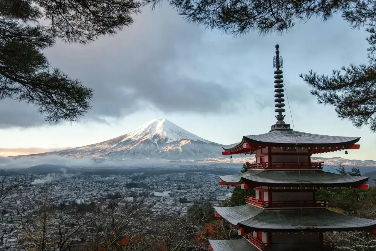 Piękna pagoda z widokiem na ośnieżony Fudżi. Zastanawiasz się, ile kosztuje wycieczka do Japonii?