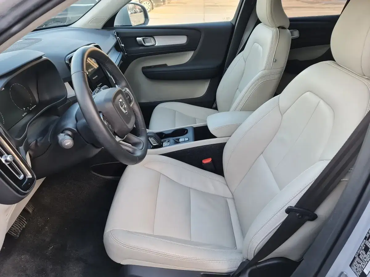 Jasne, oto propozycja:
Wnętrze Volvo XC40 z jasnymi skórzanymi fotelami i nowoczesną deską rozdzielczą. Sprawdź aktualną volvo xc40 cena.