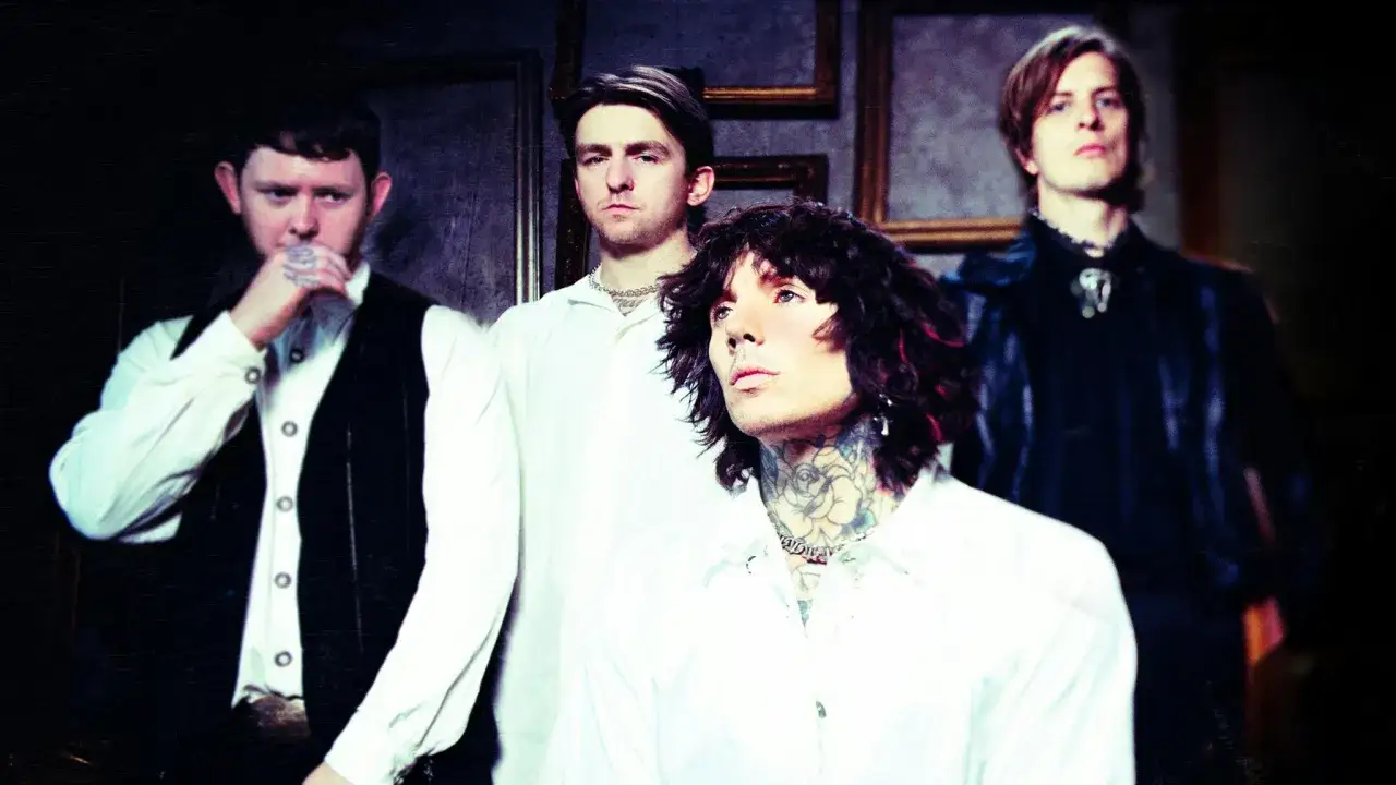 Les membres de Bring Me The Horizon posent ensemble, vêtus de blanc et de noir, dans une ambiance sombre et stylisée.