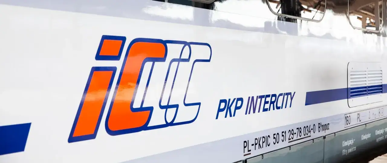Logo PKP Intercity na białym pociągu.