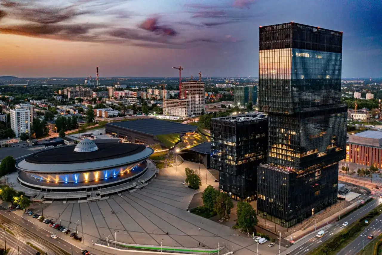 Wieczorny widok na nowoczesne katowice atrakcje turystyczne: Spodek, Muzeum Śląskie i wieżowce.