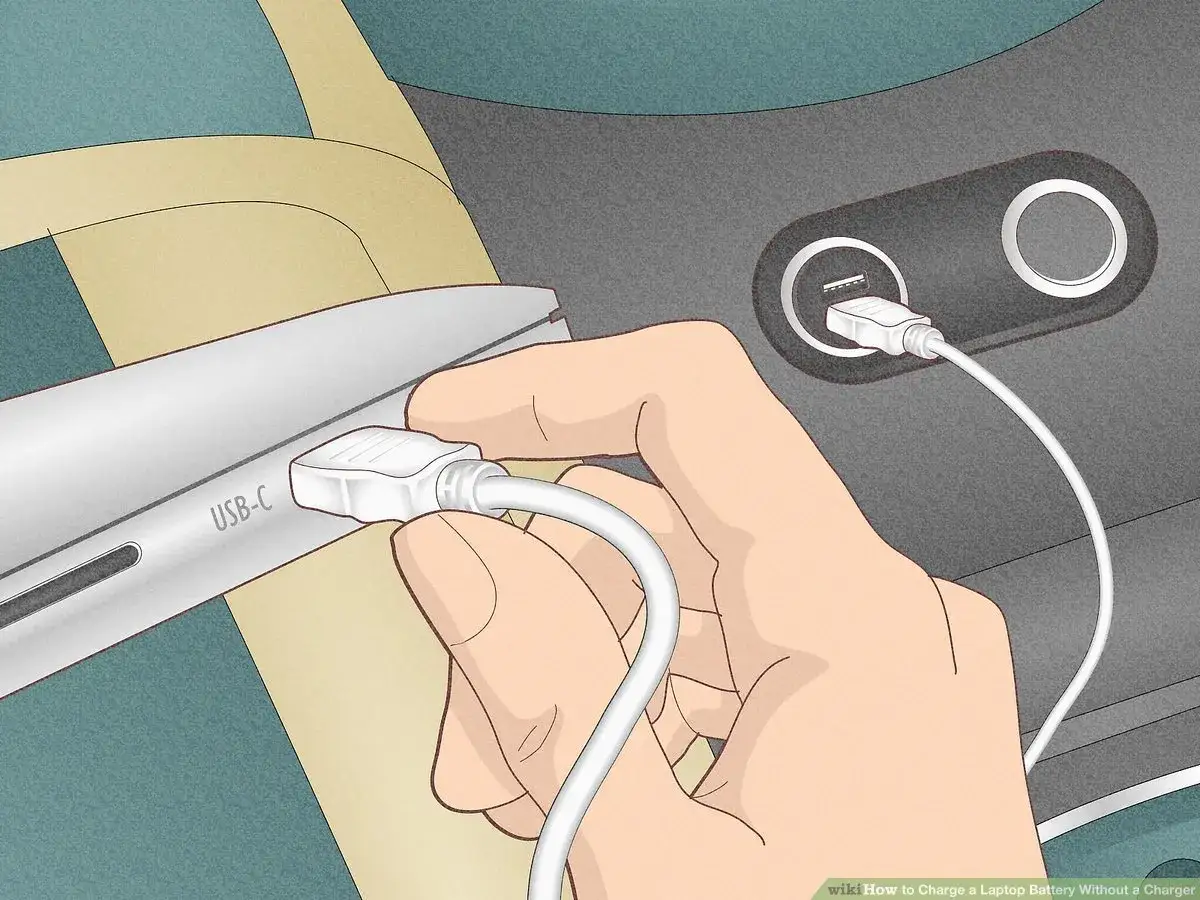 Ręka podłącza kabel USB-C do laptopa, a drugi koniec do gniazda w samochodzie. Tak naładujesz laptopa bez ładowarki.