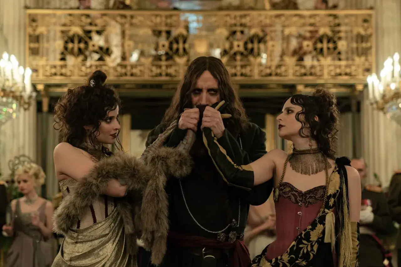 Un uomo misterioso con lunghi capelli e due donne eleganti in un ballo sontuoso, scena da 