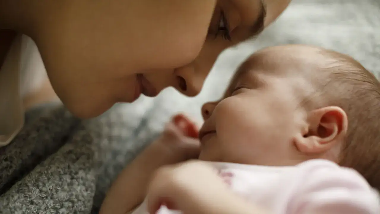 Dolce momento tra madre e neonato, un'ispirazione per idee foto neonato 3 mesi.